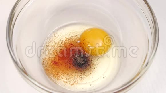 面粉加入鸡蛋和香料的盘子中慢动作视频的预览图