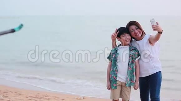 快乐的亚洲母子自拍与海底视频的预览图