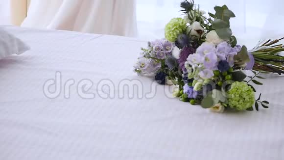 新娘床上的婚礼花束视频的预览图
