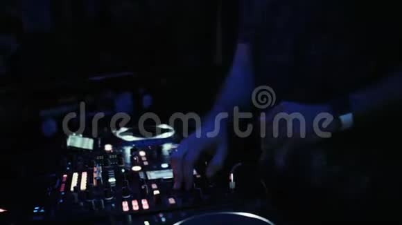 控制台的DJ在一个夜总会里演奏音乐视频的预览图