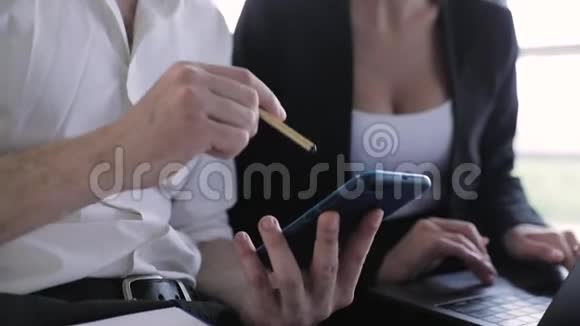 商务办公室有电话的男人和电脑工作的女人视频的预览图