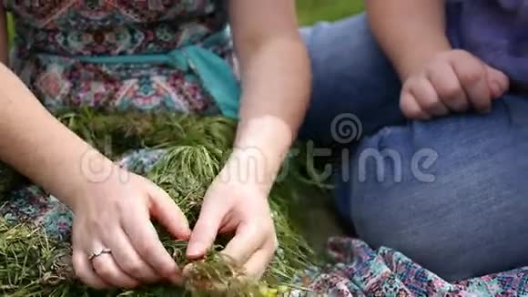 女孩做草花的花环视频的预览图