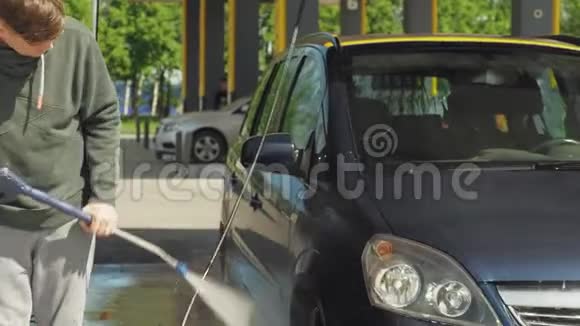 自助洗车中洗车的过程视频的预览图