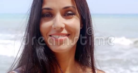 美丽的女人在海滩与快乐的表情视频的预览图