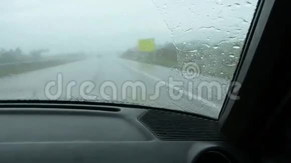 高速公路上的夏雨视频的预览图
