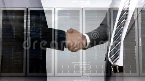 商务人员与服务器塔覆盖层握手视频的预览图