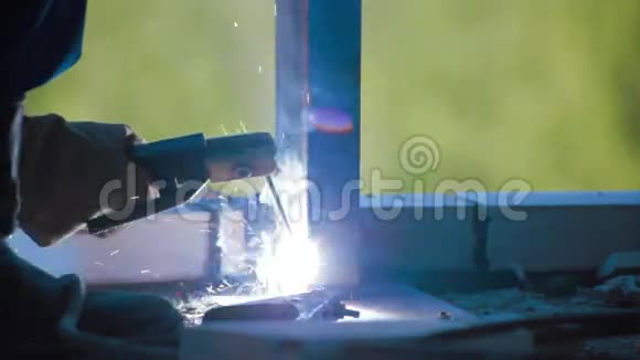 工人焊接金属细节施工现场视频的预览图