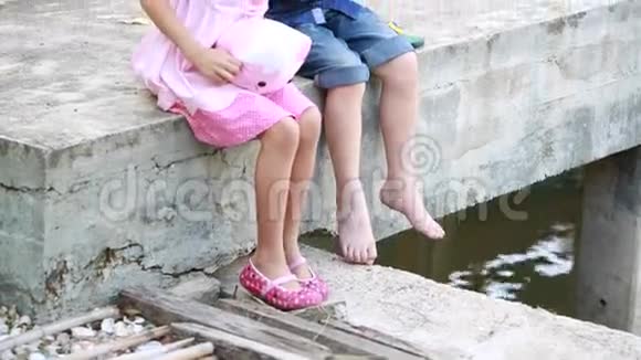 阳光明媚的一天快乐的亚洲孩子在河边散步视频的预览图