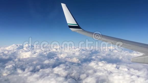 飞行在云层之上的飞机的机翼人们从飞机的窗口看天空用空中交通工具视频的预览图