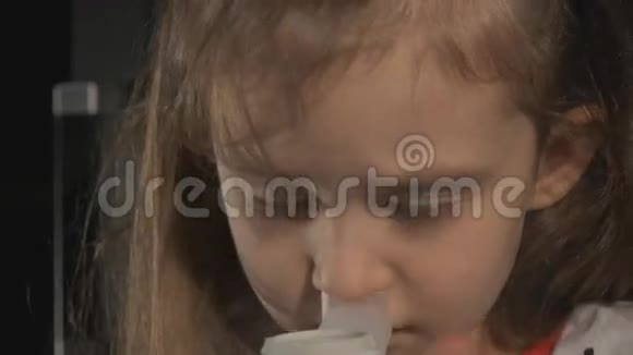 小女孩吸入儿童吸入程序视频的预览图