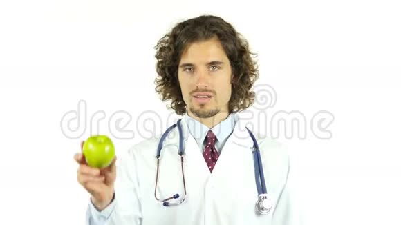 手里拿着绿苹果的专业医生视频的预览图