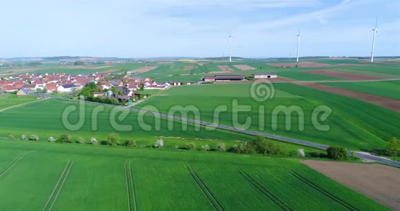 一个小镇附近的风力发电机在欧洲城市的背景下风力发电机视频的预览图