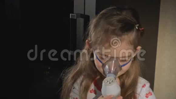 女孩用喷雾器吸入视频的预览图