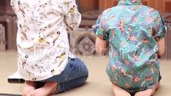 亚洲的母亲和儿子花时间祈祷和创造价值视频的预览图