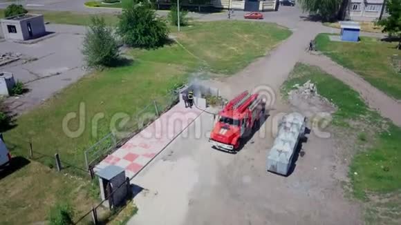 消防人员扑灭燃烧垃圾桶高空作业视频的预览图