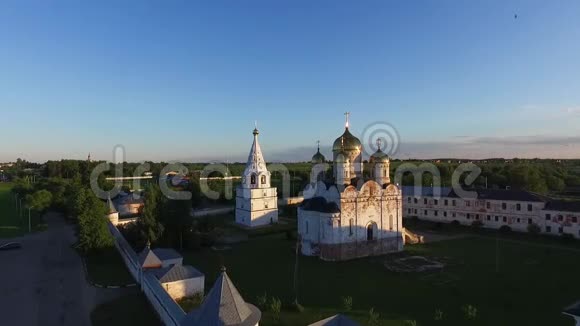 阳光明媚的一天从空中俯瞰教堂和绿地视频的预览图