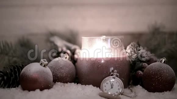 蜡烛灯笼圣诞球和时钟视频的预览图