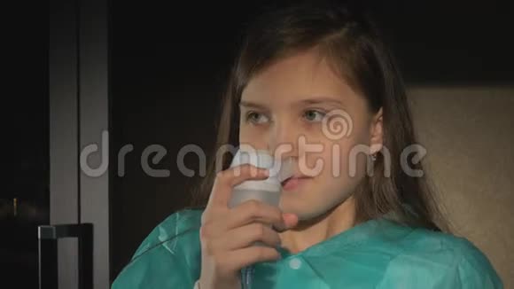 患有哮喘病的女孩用面罩吸入视频的预览图
