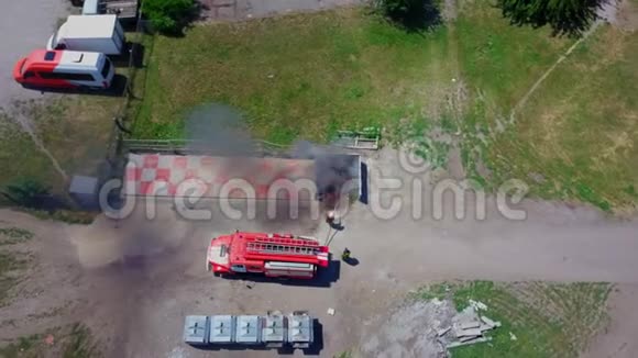 消防人员扑灭燃烧垃圾桶高空作业视频的预览图