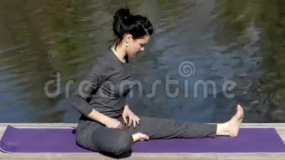 瑜伽老师训练他的身体伸展腿视频的预览图