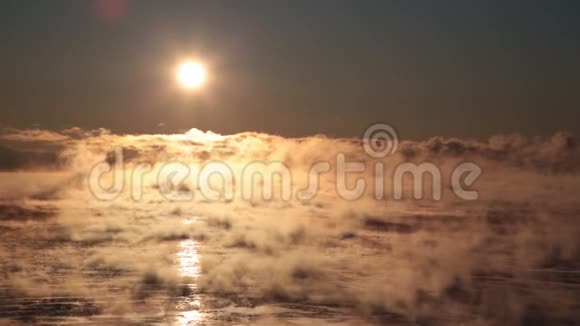 日出时在海面上蒸发视频的预览图
