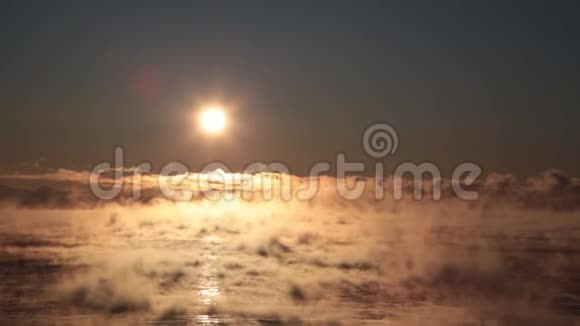 日出时在海面上蒸发视频的预览图