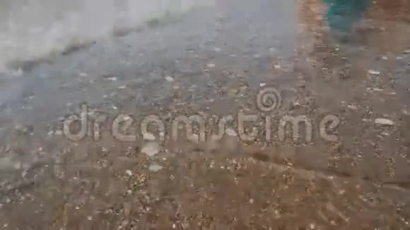 夏日加利利海海岸的海浪突然袭来视频的预览图