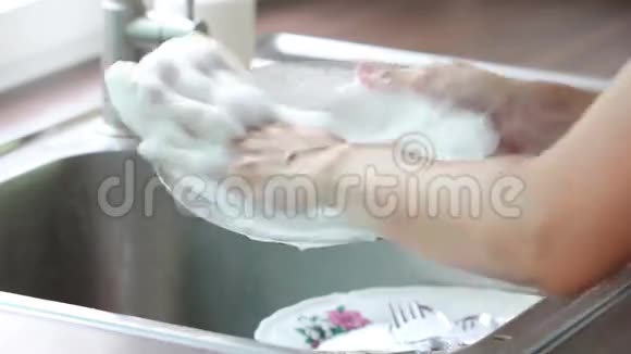 亚洲女子洗手池视频的预览图