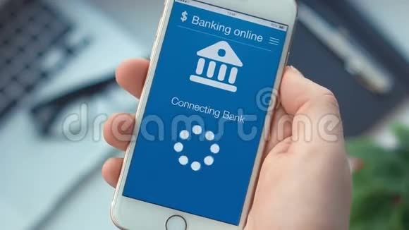 连接到智能手机上银行应用程序的银行帐户视频的预览图