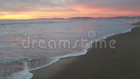 野黄粉色的日落在沙滩上视频的预览图