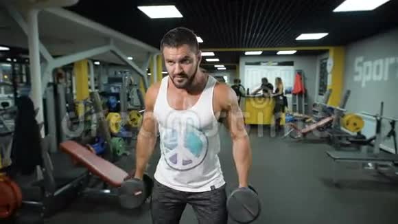 肌肉男用哑铃锻炼视频的预览图
