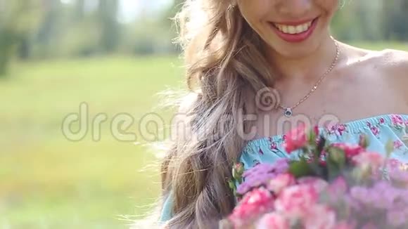 小女孩带着一束鲜花慢动作视频的预览图