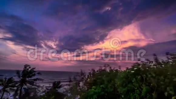 巴厘岛日落印度尼西亚时差巴厘岛日落时差全景时间流逝亚洲视频的预览图