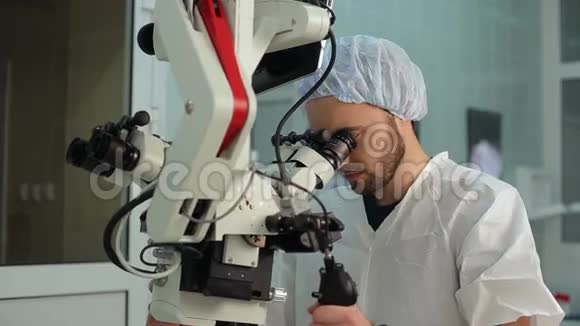 大显微镜里盯着监视器的胡子男视频的预览图