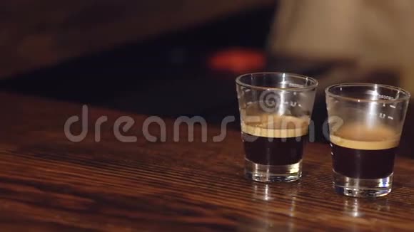 在木桌上放两杯美味的咖啡视频的预览图