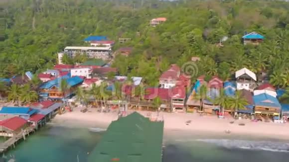 柬埔寨KohRong的热带海岸传统的五颜六色的房子被白色的海滩和棕榈树包围着视频的预览图