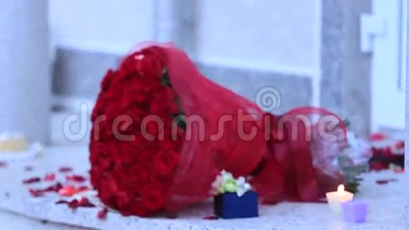 一束红玫瑰蜡烛戒指视频的预览图