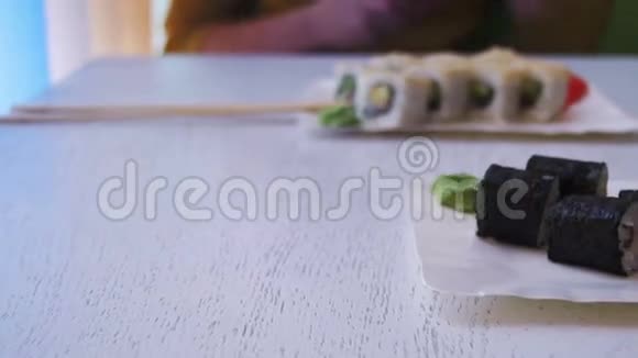 寿司卷与诺里在日本餐厅的白色时尚木桌上多利射击视频的预览图
