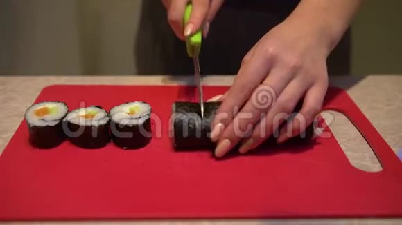 一个女人在准备自制寿司的特写镜头视频的预览图