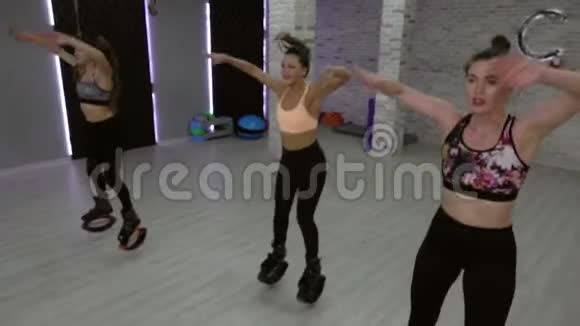 一个由三个年轻女孩组成的女性团体在健身房里跳袋鼠视频的预览图