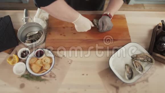 新鲜生蚝厨师海鲜餐厅带柠檬的手套视频的预览图