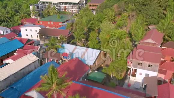 柬埔寨KohRong的热带海岸传统的五颜六色的房子被白色的海滩和棕榈树包围着视频的预览图
