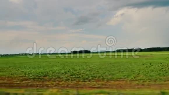 沿着匈牙利风景如画的乡村旅游从车窗可以看到视频的预览图