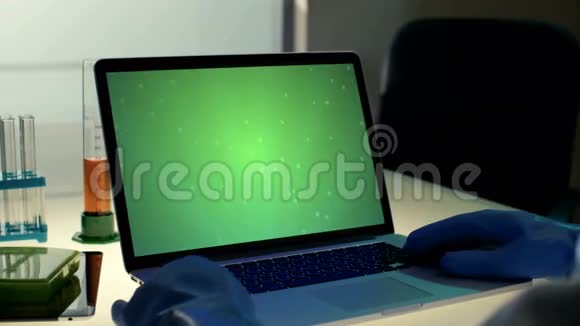 具有分析病原病毒结构科学程序动画界面的笔记本电脑屏幕科学家视频的预览图