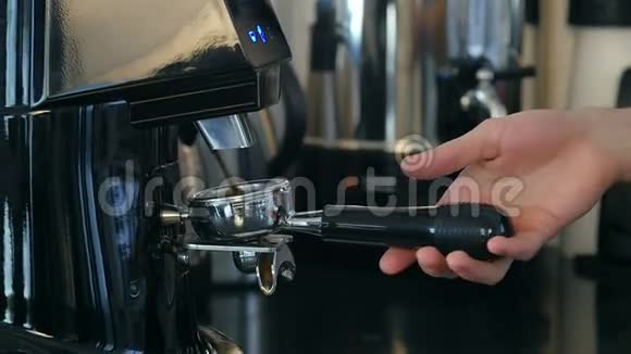 咖啡机将刚烤好的咖啡豆磨成咖啡粉视频的预览图