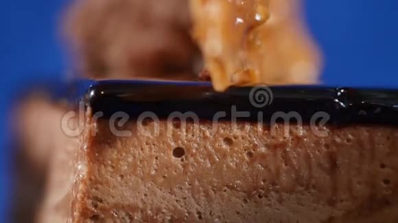 提拉米苏蛋糕铁拉米苏蛋糕在盘子上叉子隔离在深蓝色上关闭视频的预览图