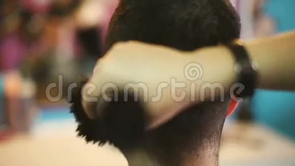 理发师把刷子涂在男性头发上视频的预览图