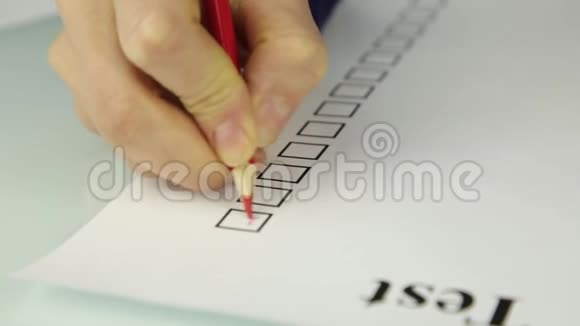 学生用红色铅笔填写答卷的特写视频的预览图