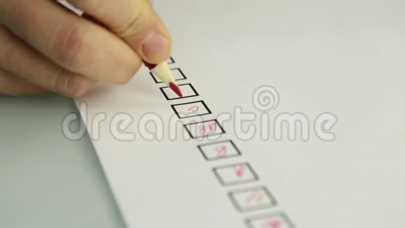 学生用红色铅笔填写答卷的特写视频的预览图
