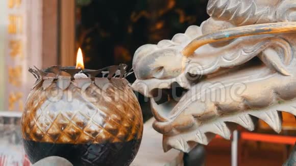 中国风格的原始烛台一尊龙铜像和一支燃烧的蜡烛视频的预览图